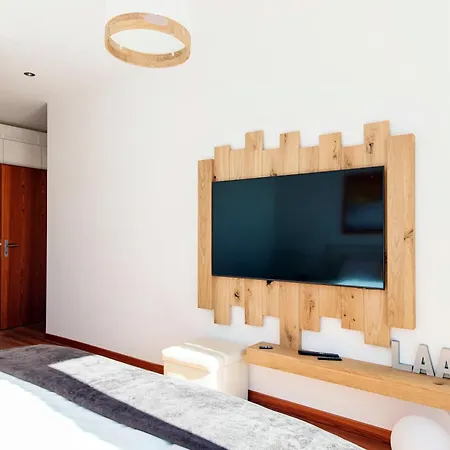 Alpine By Quokka 360 - Terrace With Magnificent Mountain Views דירה