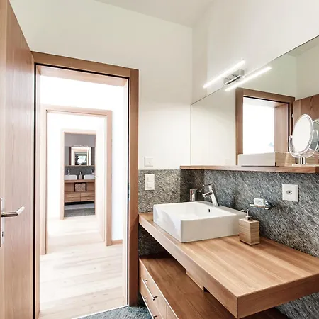 Alpine By Quokka 360 - Terrace With Magnificent Mountain Views דירה לאקס